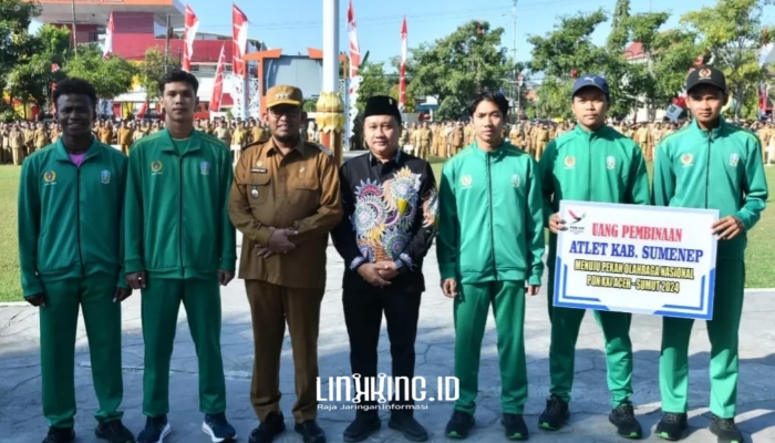 MEMBANGGAKAN: Bupati Sumenep (baju cokelat) dan Ketua Umum KONI Sumenep (baju batik) saat melepas sejumlah atlet di halaman pemkab sebelum mengikuti PON XXI Aceh-Sumatera Utara akhir tahun 2024 lalu. (doc.Prokopim Sumenep/Linkking.id)