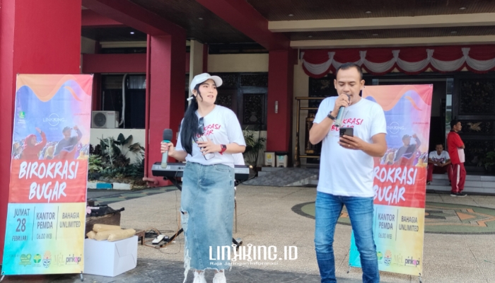 GEMBIRA. Potret penyanyi Aris Reborn (kiri) dan Ayu (kanan) menghibur peserta dalam acara "Birokrasi Bugar" yang digelar oleh Linkking.id Present di halaman Kantor Pemda Sumenep, Jumat (28/2/2025) pagi.