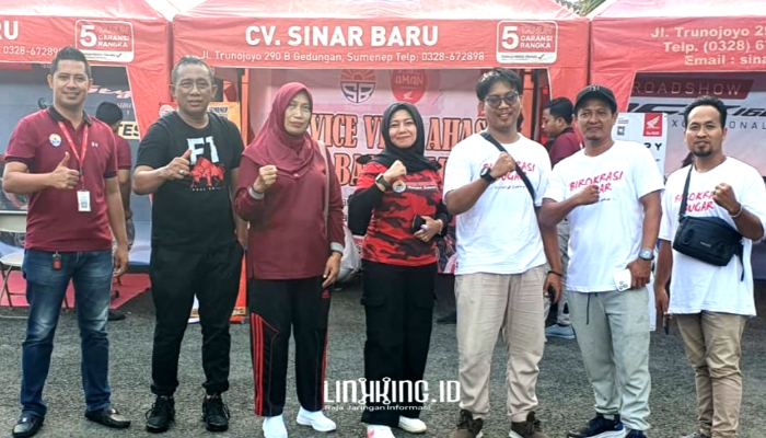 SEREMONI. Potret Direktur RSUD dr. H. Moh. Anwar Sumenep, Erliyati (tengah), saat berfoto bersama panitia dan perwakilan SBJ Honda Sumenep dalam acara Birokrasi Bugar yang digelar oleh Linkking.id Present di halaman Kantor Pemda Sumenep, Jumat (28/2/2025) pagi.