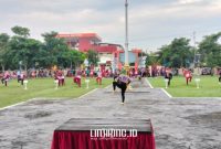 ANTUSIAS. Potret ratusan ASN Sumenep antusias mengikuti senam bersama dalam acara Birokrasi Bugar yang digelar oleh Linkking.id Present di halaman Kantor Pemda Sumenep, Jumat (28/2/2025) pagi. (doc.Redaksi Linkking.id)