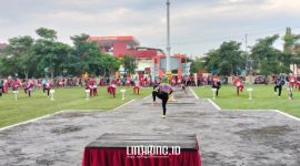 ANTUSIAS. Potret ratusan ASN Sumenep antusias mengikuti senam bersama dalam acara Birokrasi Bugar yang digelar oleh Linkking.id Present di halaman Kantor Pemda Sumenep, Jumat (28/2/2025) pagi. (doc.Redaksi Linkking.id)