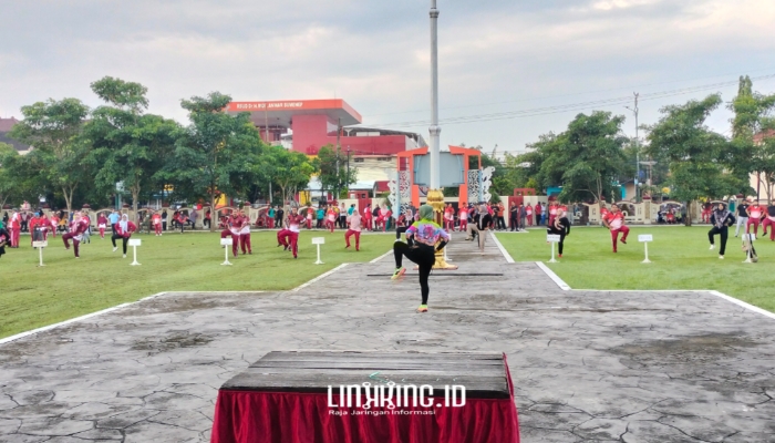 ANTUSIAS. Potret ratusan ASN Sumenep antusias mengikuti senam bersama dalam acara Birokrasi Bugar yang digelar oleh Linkking.id Present di halaman Kantor Pemda Sumenep, Jumat (28/2/2025) pagi. (doc.Redaksi Linkking.id)