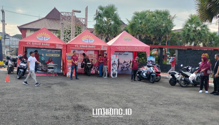 LAYANAN. Layanan servis motor gratis dari SBJ Honda Sumenep dalam acara Birokrasi Bugar yang digelar oleh Linkking.id Present di halaman Kantor Pemda Sumenep, Jumat (28/2/2025) pagi.