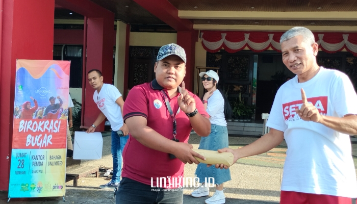 SEREMONI. Salah satu ASN menerima doorprize dari SBJ Honda Sumenep dalam acara "Birokrasi Bugar" yang digelar oleh Linkking.id Present di halaman Kantor Pemda Sumenep, Jumat (28/2/2025) pagi.