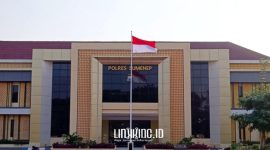BANGUNAN. Potret Mapolres Sumenep yang berlokasi di Jalan Urip Sumoharjo, Kecamatan Kota, tampak dari arah depan. (doc.Redaksi Linkking.id)