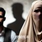 ILUSTRASI. Potret pernikahan siri Makkiyah dan Hasan saat masih memiliki suami sah, yaitu Achmad Zaini. Suasana tegang dengan bayangan suami sah di latar belakang. (doc.Redaksi Linkking)