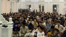 PADAT. Potret ratusan jamaah saat memadati Masjid Abdullah Syechan Baghraf, Desa Legung Timur, Kecamatan Batang-Batang, Sumenep, saat salah tarawih malam kedua Ramadan. (doc.Redaksi Linkking.id)
