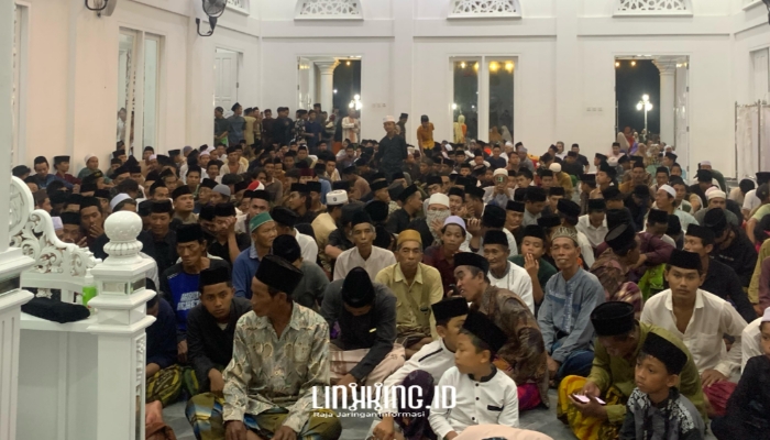 PADAT. Potret ratusan jamaah saat memadati Masjid Abdullah Syechan Baghraf, Desa Legung Timur, Kecamatan Batang-Batang, Sumenep, saat salah tarawih malam kedua Ramadan. (doc.Redaksi Linkking.id)