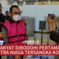 DITANGKAP. Potret tersangka dari Pertamina Patra Niaga, Riva Siahaan, saat mengenakan rompi tahanan tampak dikawal oleh petugas Kejaksaan. (doc.Redaksi Linkking.id)