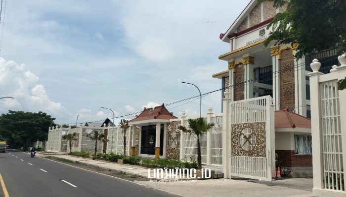 LOKASI. Potret Kantor DPRD Sumenep yang berlokasi di Jalan Trunojoyo, Gedungan, Kecamatan Batuan. (doc.Redaksi Linkking.id)