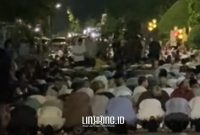 PADAT. Potret ribuan jamaah saat mengikuti tarawih di wakaf atau langgar milik Ketua Banggar DPR RI, MH. Said Abdullah. (doc.Redaksi Linkking.id)