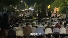 PADAT. Potret ribuan jamaah saat mengikuti tarawih di wakaf atau langgar milik Ketua Banggar DPR RI, MH. Said Abdullah. (doc.Redaksi Linkking.id)