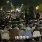 PADAT. Potret ribuan jamaah saat mengikuti tarawih di wakaf atau langgar milik Ketua Banggar DPR RI, MH. Said Abdullah. (doc.Redaksi Linkking.id)