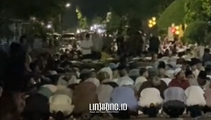 PADAT. Potret ribuan jamaah saat mengikuti tarawih di wakaf atau langgar milik Ketua Banggar DPR RI, MH. Said Abdullah. (doc.Redaksi Linkking.id)
