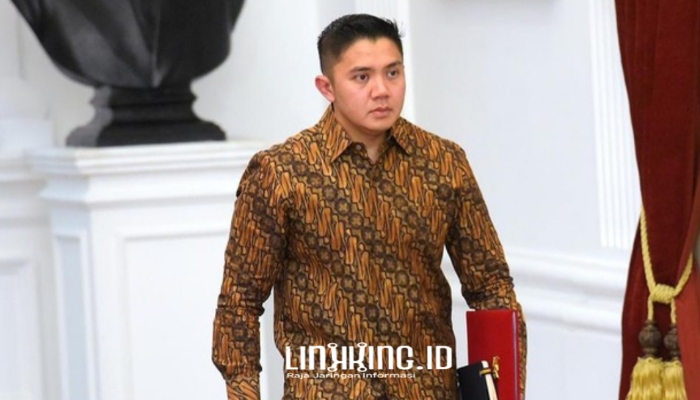 PROFIL. Potret Seskab, Teddy Indra Wijaya, saat menjalani tugas di Istana Negara. (doc.laman setkab.go.id/Linkking.id)