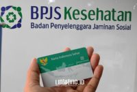 LAYANAN. Potret Kartu Indonesia Sehat (KIS) BPJS Kesehatan di depan kantor BPJS Kesehatan, sebagai bagian dari layanan jaminan kesehatan nasional di Indonesia. (doc.redaksi linkking.id)