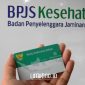 LAYANAN. Potret Kartu Indonesia Sehat (KIS) BPJS Kesehatan di depan kantor BPJS Kesehatan, sebagai bagian dari layanan jaminan kesehatan nasional di Indonesia. (doc.redaksi linkking.id)