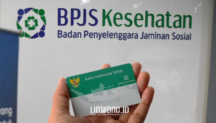 LAYANAN. Potret Kartu Indonesia Sehat (KIS) BPJS Kesehatan di depan kantor BPJS Kesehatan, sebagai bagian dari layanan jaminan kesehatan nasional di Indonesia. (doc.redaksi linkking.id)
