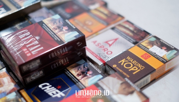 BERVARIASI. Potret beragam merek rokok murah yang kini diminati masyarakat di tengah tren downtrading akibat kenaikan cukai. (doc.komunitas kretek/linkking.id)