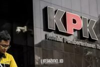 GEDUNG. Potret petugas melintas di depan Gedung KPK, Jakarta, belum lama ini. (doc.ANTARA FOTO/Aprillio Akbar/Linkking.id)