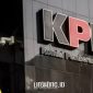 GEDUNG. Potret petugas melintas di depan Gedung KPK, Jakarta, belum lama ini. (doc.ANTARA FOTO/Aprillio Akbar/Linkking.id)