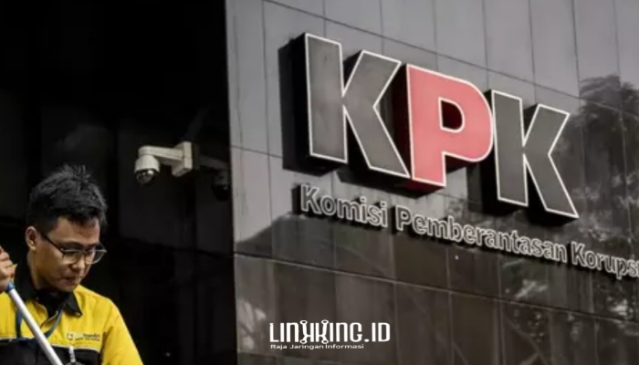 GEDUNG. Potret petugas melintas di depan Gedung KPK, Jakarta, belum lama ini. (doc.ANTARA FOTO/Aprillio Akbar/Linkking.id)