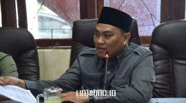 RAPAT. Potret Ketua Komisi III DPRD Sumenep, M. Muhri, saat dalam sidang paripurna. (doc. Redaksi Linkking.id)