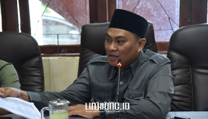 RAPAT. Potret Ketua Komisi III DPRD Sumenep, M. Muhri, saat dalam sidang paripurna. (doc. Redaksi Linkking.id)