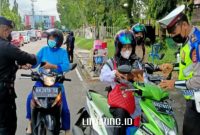 DITILANG. Potret polisi saat memeriksa kelengkapan surat-surat berkendara. (Dok. Antara/Linkking.id)