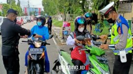 DITILANG. Potret polisi saat memeriksa kelengkapan surat-surat berkendara. (Dok. Antara/Linkking.id)