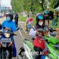 DITILANG. Potret polisi saat memeriksa kelengkapan surat-surat berkendara. (Dok. Antara/Linkking.id)