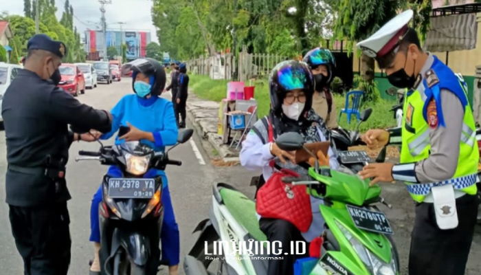 DITILANG. Potret polisi saat memeriksa kelengkapan surat-surat berkendara. (Dok. Antara/Linkking.id)
