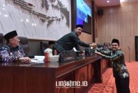 SIMBOLIS. Potret penyerahan dokumen dalam rapat paripurna pembahasan dua Raperda yang diusulkan Bupati Sumenep, Achmad Fauzi Wongsojudo. (Dok. Redaksi Linkking.id)