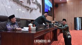 SIMBOLIS. Potret penyerahan dokumen dalam rapat paripurna pembahasan dua Raperda yang diusulkan Bupati Sumenep, Achmad Fauzi Wongsojudo. (Dok. Redaksi Linkking.id)