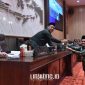 SIMBOLIS. Potret penyerahan dokumen dalam rapat paripurna pembahasan dua Raperda yang diusulkan Bupati Sumenep, Achmad Fauzi Wongsojudo. (Dok. Redaksi Linkking.id)