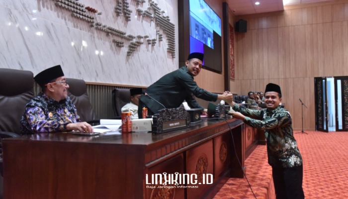 SIMBOLIS. Potret penyerahan dokumen dalam rapat paripurna pembahasan dua Raperda yang diusulkan Bupati Sumenep, Achmad Fauzi Wongsojudo. (Dok. Redaksi Linkking.id)