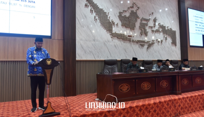 SAMBUTAN. Potret Bupati Achmad Fauzi Wongsojudo, saat menyampaikan sambutan dalam Rapat Paripurna DPRD Sumenep terkait pembahasan dua Raperda, Senin (17/3/2025). (Dok. Redaksi Linkking.id)