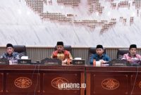 RAPAT PARIPURNA. Potret pembahasan LKPJ Bupati Sumenep 2024 di Kantor DPRD, Selasa (25/3/2025) malam. (Dok. Redaksi Linkking.id)