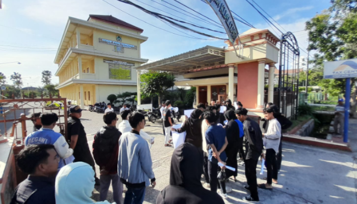 DEMONSTRASI: Mahasiswa STKIP PGRI Sumenep menggelar aksi di depan kampus menuntut pemecatan dosen yang diduga terlibat skandal asusila, Selasa (25/3/2025).