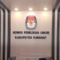 KPU: Kantor Komisi Pemilihan Umum (KPU) Kabupaten Sumenep yang aktif melakukan sosialisasi guna meningkatkan partisipasi pemilih dalam Pilkada 2024. (Dok. Redaksi Linkking.id)