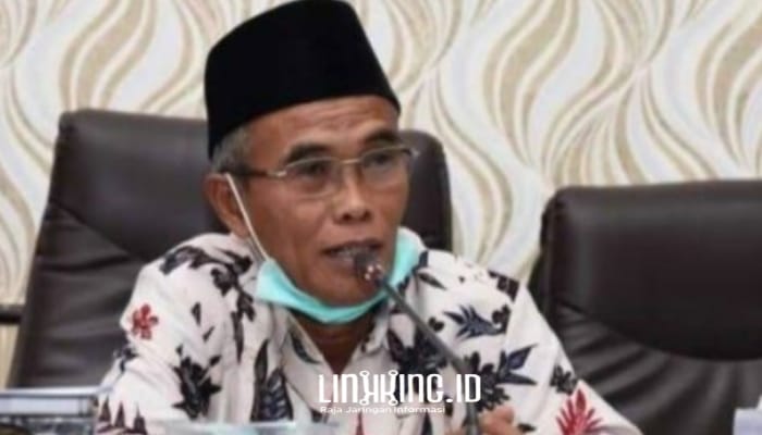 SERIUS: Ketua Komisi IV DPRD Sumenep, Sami'oeddin, saat menyampaikan pentingnya langkah proaktif dalam pencegahan DBD. (Dok. Redaksi)