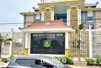 MEGAH. Potret gedung DPRD Kabupaten Sumenep, tempat berlangsungnya rapat Bamus untuk menetapkan agenda kerja triwulan 2025. (doc. Redaksi Linkking.id)