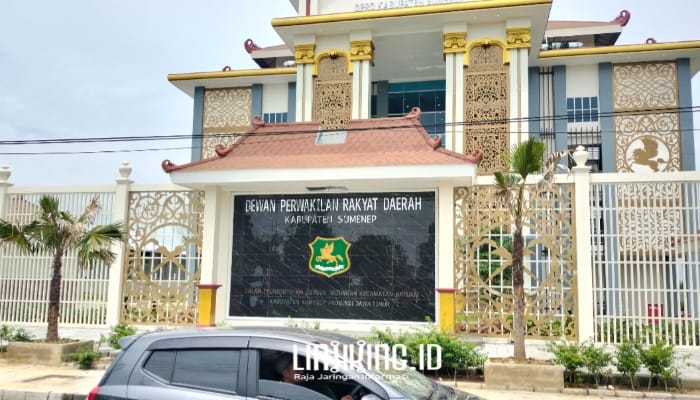 MEGAH. Potret gedung DPRD Kabupaten Sumenep, tempat berlangsungnya rapat Bamus untuk menetapkan agenda kerja triwulan 2025. (doc. Redaksi Linkking.id)
