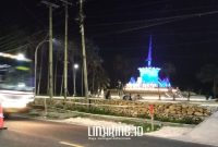 MONUMEN: Tugu Keris yang menjadi ikon Sumenep terlihat terang di malam hari di kawasan perbatasan Sumenep-Pamekasan, Kecamatan Pragaan (Dok. Redaksi)
