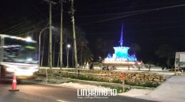 MONUMEN: Tugu Keris yang menjadi ikon Sumenep terlihat terang di malam hari di kawasan perbatasan Sumenep-Pamekasan, Kecamatan Pragaan (Dok. Redaksi)
