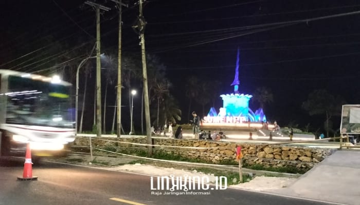MONUMEN: Tugu Keris yang menjadi ikon Sumenep terlihat terang di malam hari di kawasan perbatasan Sumenep-Pamekasan, Kecamatan Pragaan (Dok. Redaksi)
