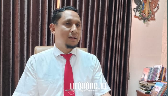 BERWIBAWA: Kepala Dinas Pendidikan Sumenep, Agus Dwi Saputra, memastikan bahwa peserta PPG yang telah terdaftar tetap bisa melanjutkan seleksi meskipun ada pengurangan kuota secara nasional. (dok. redaksi linkking.id)