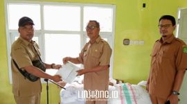 SAH: Pejabat Dinas Pendidikan Sumenep menyerahkan seragam gratis untuk siswa SD dan MI sebagai bagian dari program bantuan pendidikan. (dok. redaksi linkking.id)