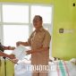 SAH: Pejabat Dinas Pendidikan Sumenep menyerahkan seragam gratis untuk siswa SD dan MI sebagai bagian dari program bantuan pendidikan. (dok. redaksi linkking.id)