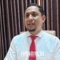 BANGGA:  Kepala Dinas Pendidikan Kabupaten Sumenep, Agus Dwi Saputra, menerima penghargaan Pejabat Penggiat Literasi Nasional 2025 atas dedikasinya dalam mengembangkan budaya literasi. (dok. redaksi Linkking.id)